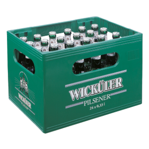 Ein grüner Getränkekasten ist voll mit verschlossenen Glasflaschen.