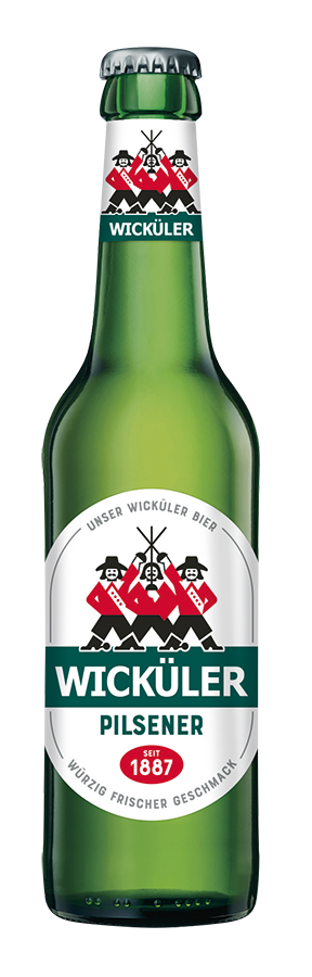 Grüne Bierflasche mit weißer und roter Etikettierung, versehen mit traditionellen Symbolen.